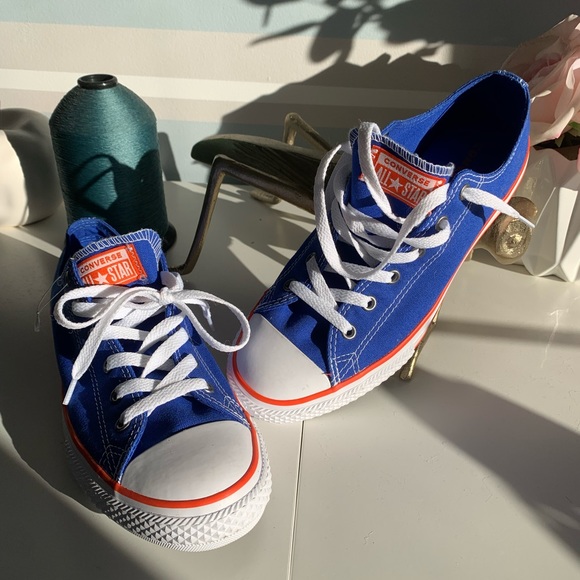 Converse Shoes - Converse runners. Sz 6, fits a ladies sz 8. Ready & waiting to rock and roll.